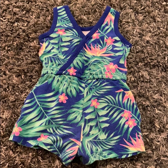 4 Adorable Rompers bundle - Picture 6 of 9